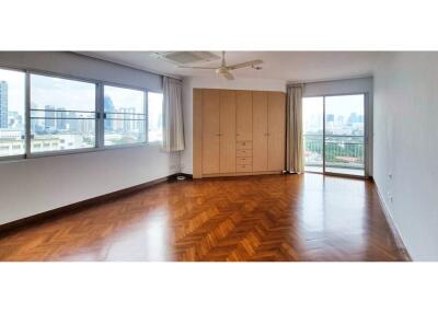 Luxury Condo Living in Central Bangkok Awaits!