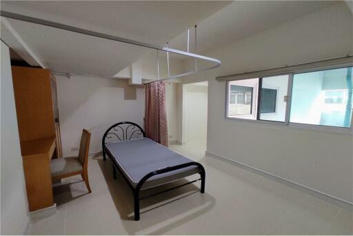 For rent pet friendly apartment 2+1 beds in Sukhumvit 22 BTS Phrompong