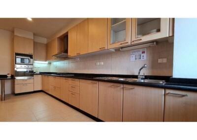 Apartment for Rent: Pet Friendly 3-Bedroom Near BTS Nana