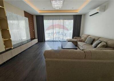 For Rent - Single house 3 storey 4 bedrooms in Sukhumvit 65.