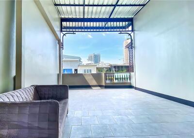 Modern townhouse 3 bedrooms in Sukhumvit 65