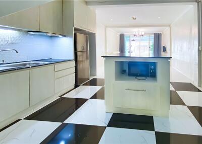 Modern townhouse 3 bedrooms in Sukhumvit 65