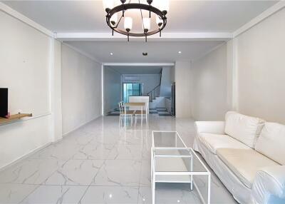 Modern townhouse 3 bedrooms in Sukhumvit 65