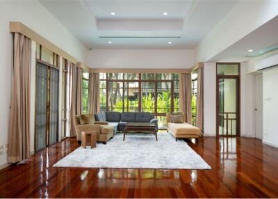 For Rent Single House 4 Bedrooms with private swimming pool in Sansiri Sukhumvit 67