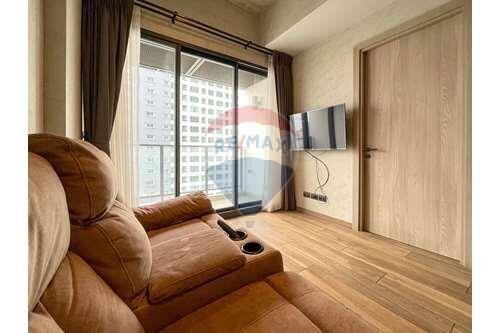 The Loft Asoke Condo For : Stylish 1-Bedroom with Furnishings.