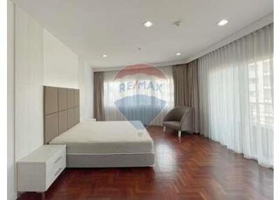 Newly Renovated 3 Bedrooms 250 Sqm. in Phrom Phong.