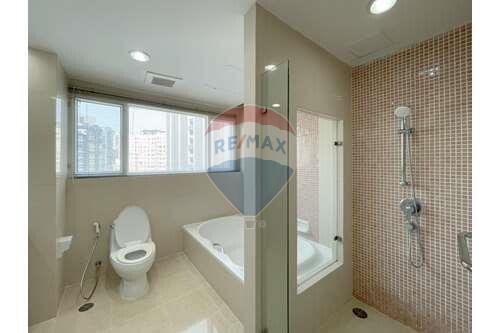 250 Sqm., 3 Beds, 3 Baths Condo listed for ฿ 110,000./Month