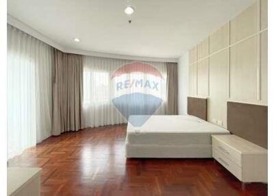 Newly Renovated 3 Bedrooms 250 Sqm. in Phrom Phong.