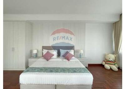 Newly Renovated 2 Bedrooms with amazing facilities in Phrom Phong.