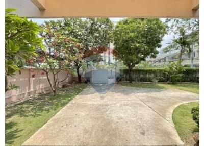 Homey 3-Bedroom with private pool/garden close to Nana BTS.