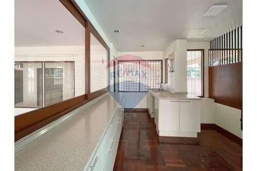 250 Sqm., 3 Beds, 3 Baths Townhouse listed for ฿ 100,000./Month