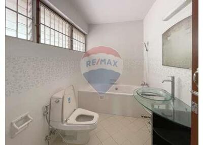 Homey 3-Bedroom with private pool/garden close to Nana BTS.