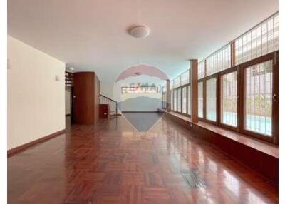 Homey 3-Bedroom with private pool/garden close to Nana BTS.