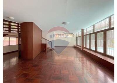 Homey 3-Bedroom with private pool/garden close to Nana BTS.