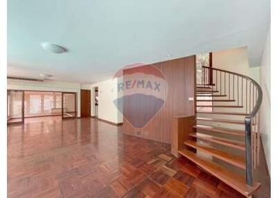 Homey 3-Bedroom with private pool/garden close to Nana BTS.