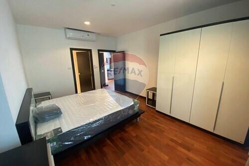 "Spacious Condo in Bangkok with Full Amenities"