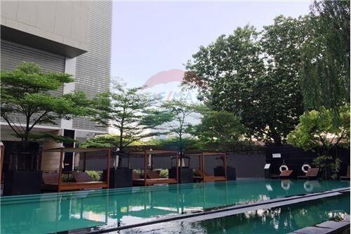 Luxurious 1-Bed Condo in The Emporio Place, Bangkok