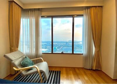 Luxurious 1-Bed Condo in The Emporio Place, Bangkok