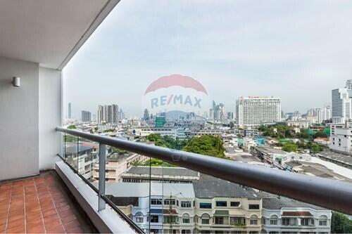 Pet Friendly 3-Bed Condo in Vibrant Yan Nawa for Rent