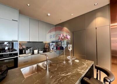 "Luxurious 136m² Condo in Central Bangkok"