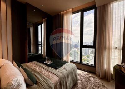 "Luxurious 136m² Condo in Central Bangkok"