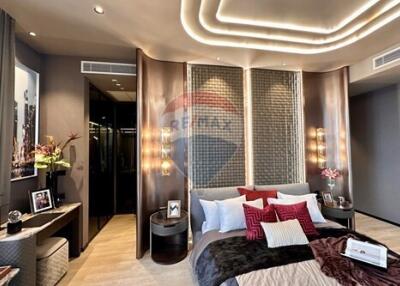 "Luxurious 136m² Condo in Central Bangkok"