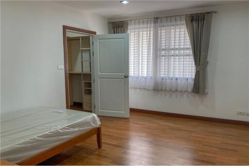 homey 3 bedroom for rent in sathon area