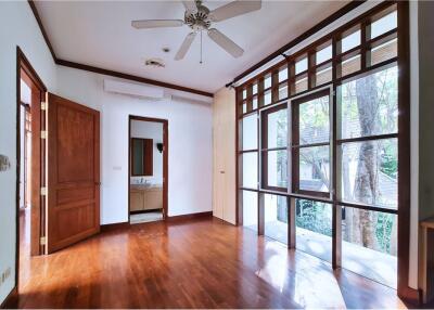 For rent pool villa 5+1 bedrooms in Sukhumvit 23. Near by BTS Asoke.