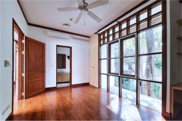 For rent pool villa 5+1 bedrooms in Sukhumvit 23. Near by BTS Asoke.