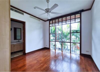 For rent pool villa 5+1 bedrooms in Sukhumvit 23. Near by BTS Asoke.