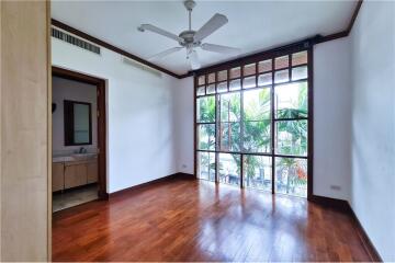 For rent pool villa 5+1 bedrooms in Sukhumvit 23. Near by BTS Asoke.