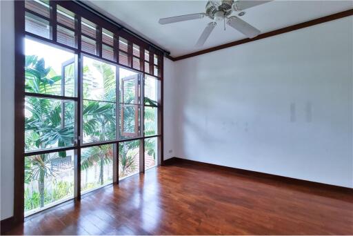 For rent pool villa 5+1 bedrooms in Sukhumvit 23. Near by BTS Asoke.