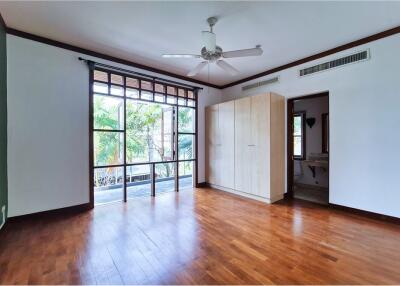 For rent pool villa 5+1 bedrooms in Sukhumvit 23. Near by BTS Asoke.