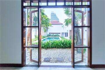 For rent pool villa 5+1 bedrooms in Sukhumvit 23. Near by BTS Asoke.