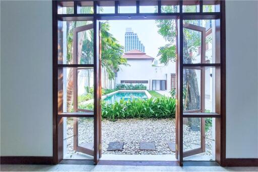 For rent pool villa 5+1 bedrooms in Sukhumvit 23. Near by BTS Asoke.