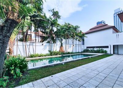 For rent pool villa 5+1 bedrooms in Sukhumvit 23. Near by BTS Asoke.