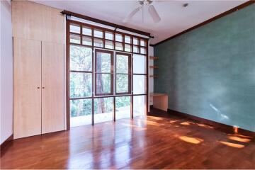 For rent pool villa 5+1 bedrooms in Sukhumvit 23. Near by BTS Asoke.