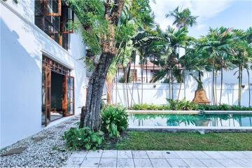 For rent pool villa 5+1 bedrooms in Sukhumvit 23. Near by BTS Asoke.