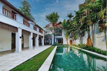 For rent pool villa 5+1 bedrooms in Sukhumvit 23. Near by BTS Asoke.