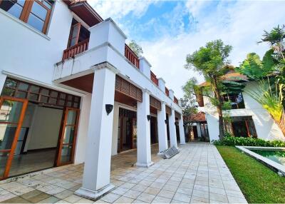 For rent pool villa 5+1 bedrooms in Sukhumvit 23. Near by BTS Asoke.