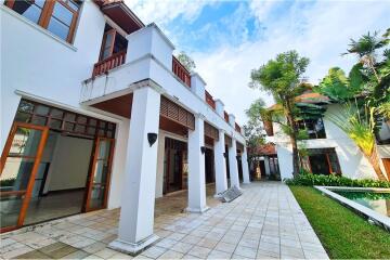 For rent pool villa 5+1 bedrooms in Sukhumvit 23. Near by BTS Asoke.