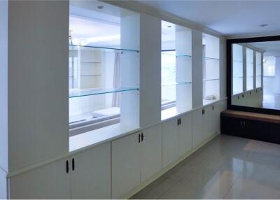 For Sale: Spacious 3-Bedroom Condo at Regent on the Park 2 in Sukhumvit 61