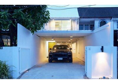 Modern Fully Furnished Townhouse with 2 Bedrooms for Rent