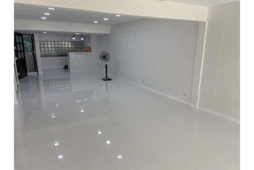 Two-story Townhouse for rent  BTS Eakkami Sukhumvit road