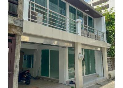 Two-story Townhouse for rent  BTS Eakkami Sukhumvit road