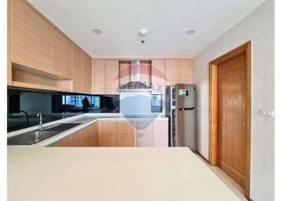 Spacious Sukhumvit Condo 3 Beds+Maid