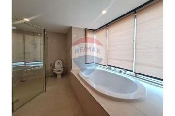 Spacious Sukhumvit Condo 3 Beds+Maid