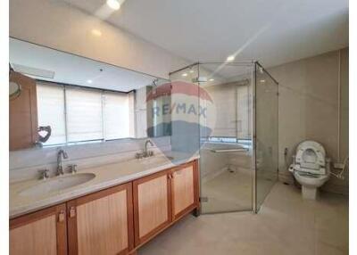 Spacious Sukhumvit Condo 3 Beds+Maid