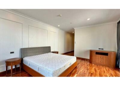 Pet-Friendly Apartment for Rent - Spacious 2BR Near BTS Nana, Sukhumvit