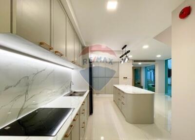 Modern 3-bedroom, furnished Western-style, close to Ekamai BTS.